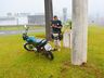 Motociclista sofre ferimentos após colisão em placa de sinalização e poste em SMOeste