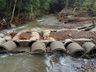 Prefeitura faz aterramento para instalação de ponte pré-moldada