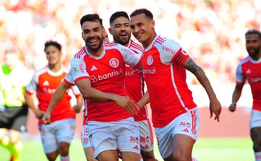 Inter goleia o Bragantino, sobe para terceiro e mantém vivo sonho do tetra no Brasileirão