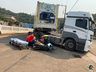 Mulher fica ferida ao colidir motocicleta em carreta em Itapiranga