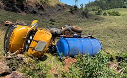 Motorista sofre ferimentos em capotamento de caminhão em Tunápolis