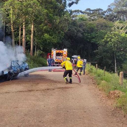 Mãe e filho saem ilesos de carro tomado por fogo em Cedro