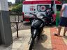 Colisão traseira entre moto e veículo deixa mulher ferida em Descanso 