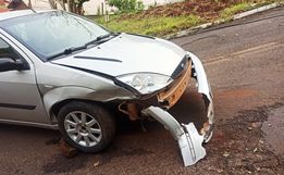 Mulher colide e derruba poste 