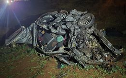 Cinco mortos em acidente entre carro e caminhão na PR-180