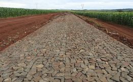 Prefeitura assina ordem de serviços e empresa inicia obras de pavimentação com pedras irregulares