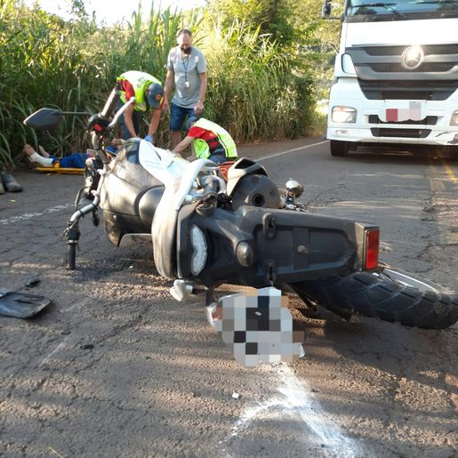 Homem fica ferido em acidente entre carro e moto na SC 163