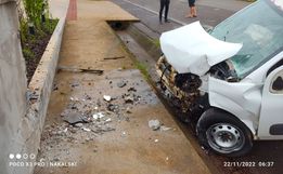 Motorista fica ferido em colisão contra muro na Willy Barth
