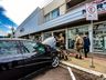 VÍDEO: mulher colide com o carro em fachada de empresa em São Miguel do Oeste