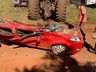 Carro é esmagado após carreta tombar, minutos depois de casal desembarcar