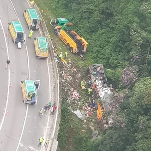 Acidente com ônibus no Paraná deixa 21 mortos e 33 feridos, diz PM