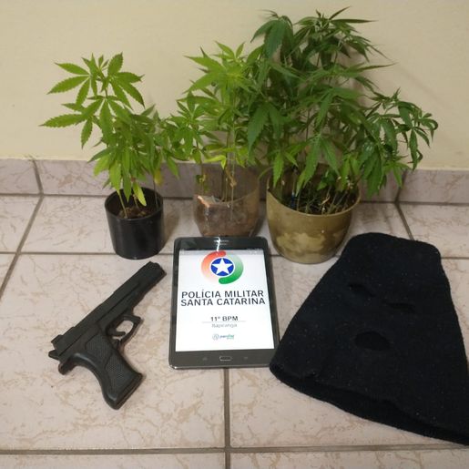 Casal é preso por tráfico de drogas e abandono de criança em Itapiranga