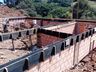 Família inicia construção após fogo queimar a residência