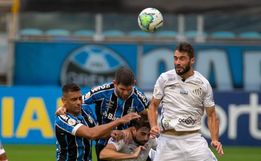 Com gol no final, Grêmio cede 3 a 3 ao Santos e chega a recorde de empates no Brasileirão