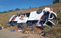 Queda de ônibus em ribanceira deixa 1 morto e 25 feridos em SP