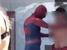 VÍDEO: Homem-Aranha ‘salva o dia’ e impede furto de celular em praia de Itapema