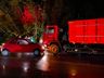 Mulher fica ferida em colisão entre carro e caminhão na SC 496