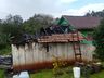 Incêndio danifica residência e veículos no interior de Iporã do Oeste