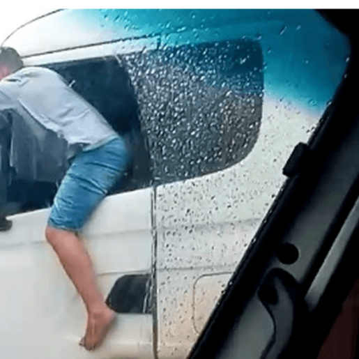 VÍDEO: Caminhoneiros são flagrados dirigindo com corpo para fora da cabine