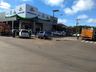 Colisão entre carro e caminhonete deixa mulher ferida