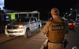 Embriagado e fora da faixa homem bate em camionete 