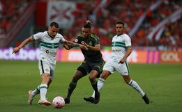 Com um a menos, Inter perde para o Coritiba no Beira-Rio