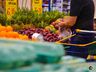 Com inflação, frutas, legumes e abastecer o carro ficaram mais caros