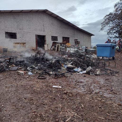 Bombeiros de Cunha Porã combatem incêndio iniciado em queima de lixo