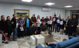 Moradores de SMOeste recebem escrituras aguardadas há mais de 25 anos