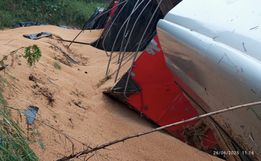Motorista fica ferido após carreta carregada com trigo capotar na BR-282