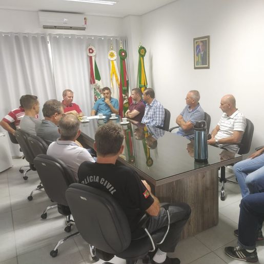 Vereadores entregam Moção a relator da reforma da previdência de SC