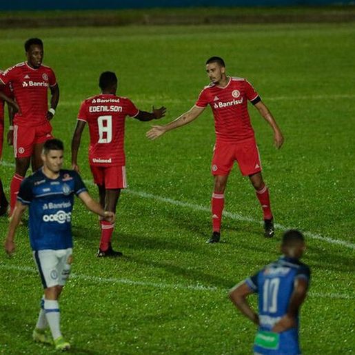Com três de Galhardo, Inter goleia o Aimoré e assume a liderança do Gauchão