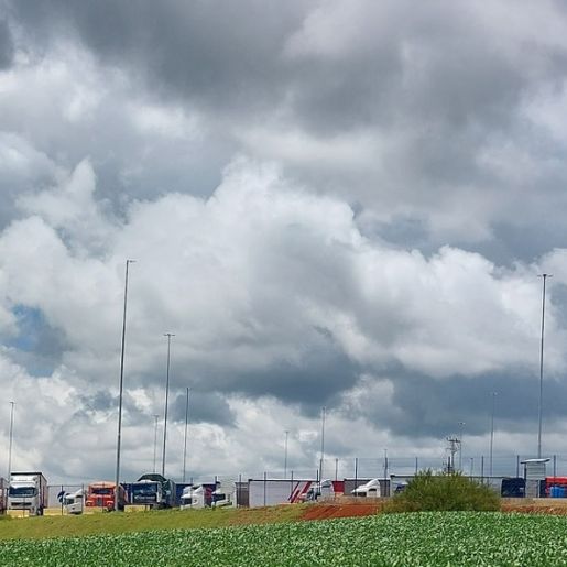 Aduana de Dionísio Cerqueira registra passagem de 2.367 caminhões em outubro