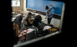 Três em cada 10 municípios de SC pagam menos que piso do magistério a professores, diz estudo