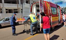 Motociclista fica ferido em colisão contra carro no centro