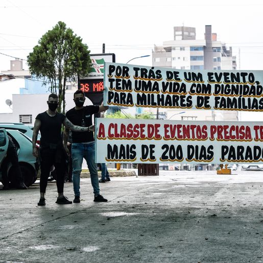 VÍDEO: Setor de eventos e artistas realizam manifestação pedindo a retomada