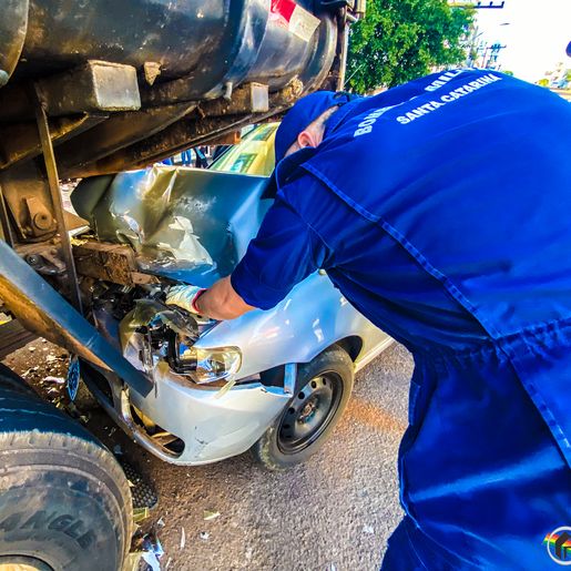 SMO: condutor perde controle de direção e colide em caminhão
