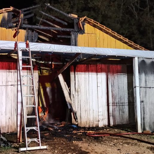 Corpo de Bombeiros combatem incêndio em aviário no interior de Iraceminha 