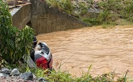 Bebê e casal morrem após carro ser arrastado em enxurrada causada por chuva em Palhoça
