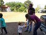 Grupo de voluntários realiza entrega de cestas de páscoa