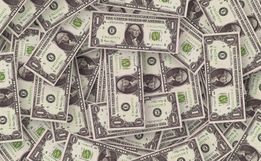 Dólar bate recorde e é vendido a quase R$ 5