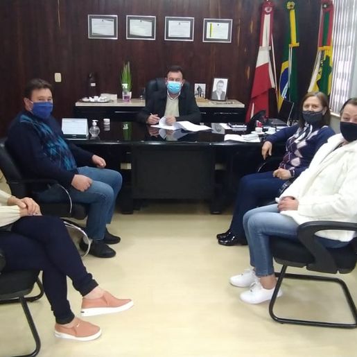 Prefeito recebe diretoria da Apae para tratar sobre empenho de recursos