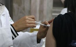 Casos de covid-19 aumentam 80% no mundo, mortes têm queda de 57%