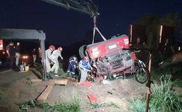 Caminhão tomba e motorista morre prensado na cabine