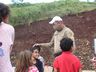 FOTOS: PMRv entrega donativos à família flagrada com onze pessoas em veículo na SC-283