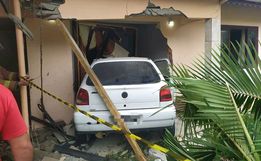 Carro invade casa e deixa sete pessoas feridas