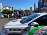 Debate de candidatos a prefeito reúne eleitores com bandeiras e carro de som em frente à Rede Peperi