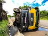 Caminhão dos Correios tomba na BR-282; assista ao vídeo