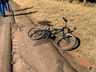 Ciclista fica gravemente ferida ao ser atingida por sapata de caminhão em SMOeste 
