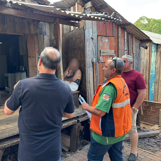 Famílias em áreas de risco recebem orientação sobre programa habitacional em SMO